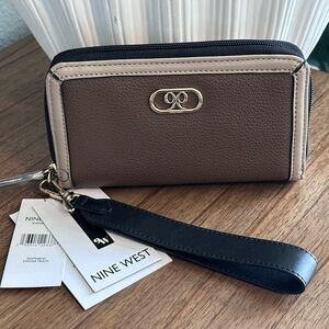 NWT - Nine West Zip Around Wristlet w/Phone Compartment!